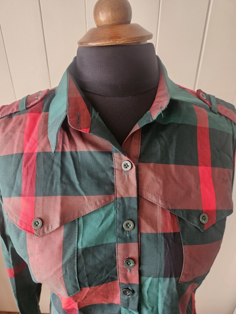 Form Fitting Plaid Button-Up Shirt in Green, Red & Black